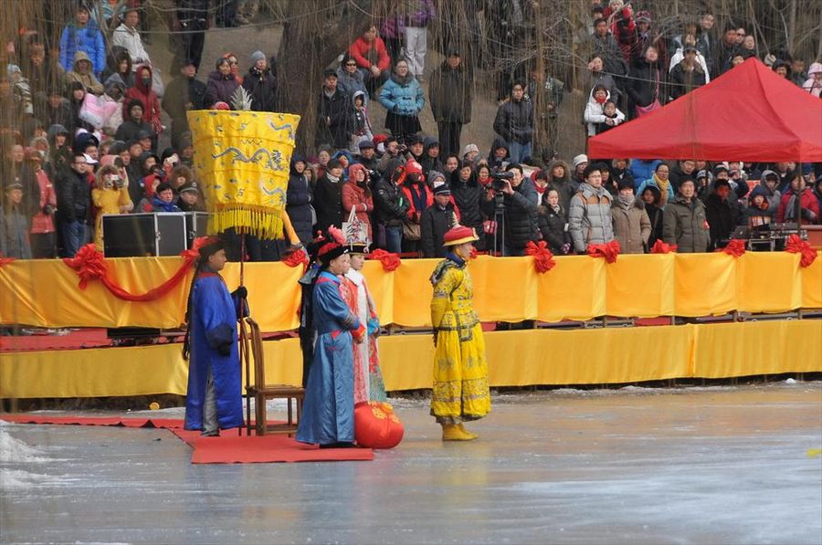 Оживлённое императорское храмовое гулянье в парке Юаньминъюань 