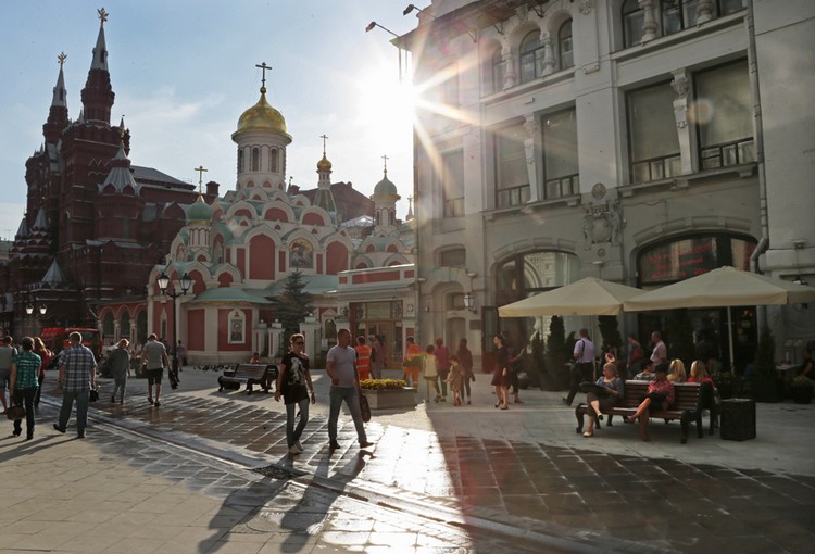 Открытие пешеходной зоны на Никольской улице в Москве