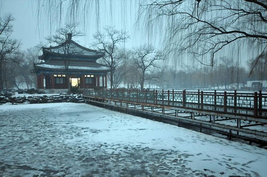 Зимние пейзажи в парке Юаньминъюань после снегопада