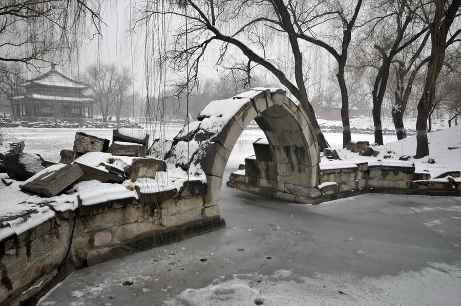 Зимние пейзажи в парке Юаньминъюань после снегопада