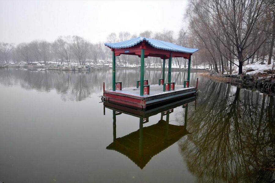 Зимние пейзажи в парке Юаньминъюань после снегопада