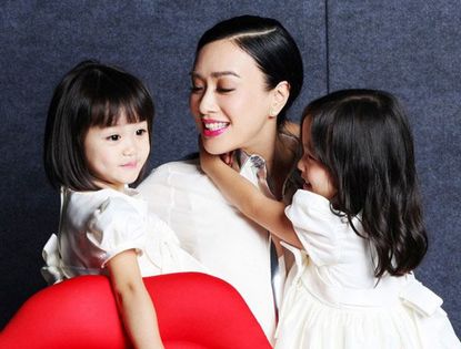 Звезда Чжун Лити с двумя дочерьми попали в модный журнал
