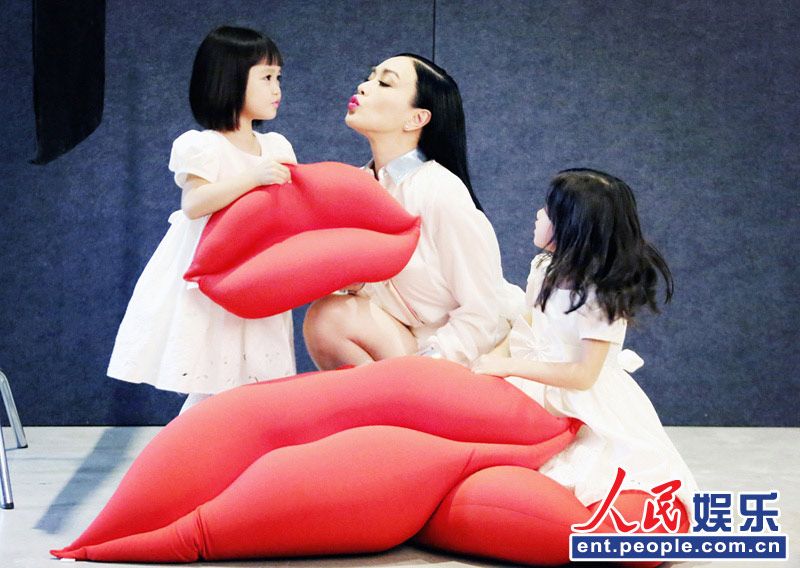 Звезда Чжун Лити с двумя дочерьми попали в модный журнал