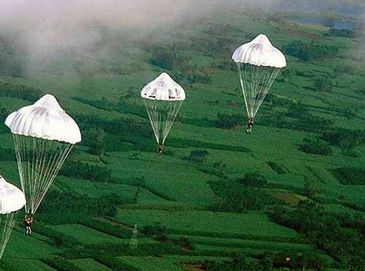 Военнослужащие морской пехоты КНР совершили прыжки с парашютом