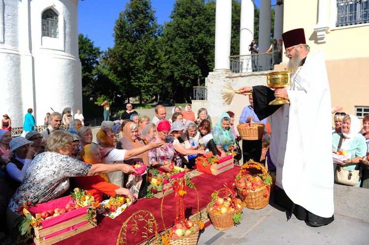 Православные верующие отмечают Яблочный спас