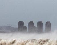 В городе Хайнин провинции Чжэцзян высокие приливы пробили речные ограждения