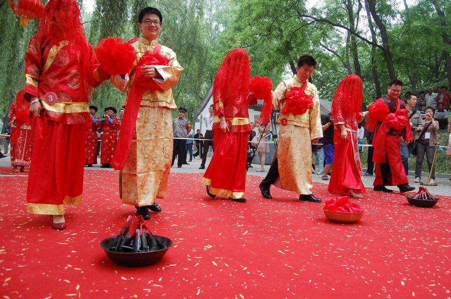 Парк Юаньминъюань: Коллективная свадьба в китайском традиционном стиле