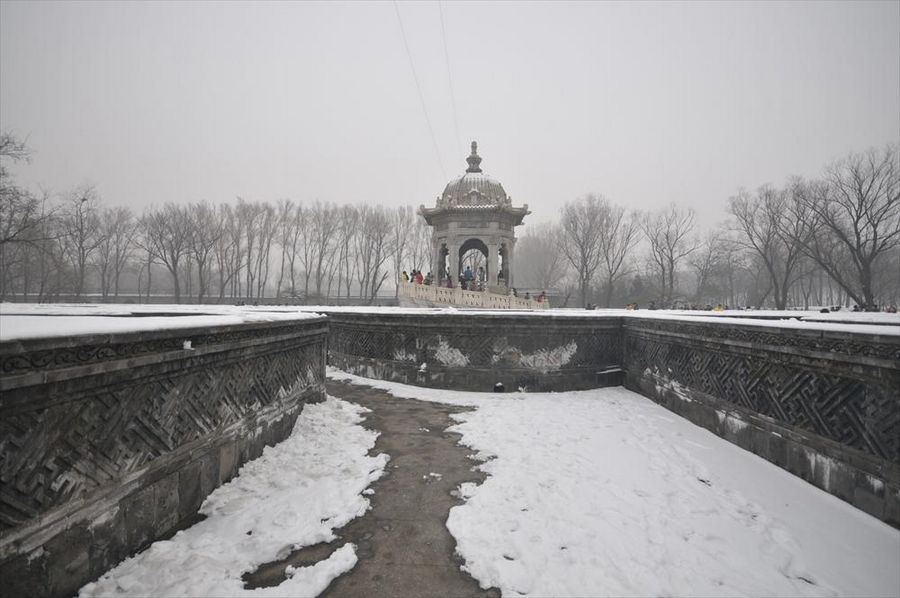Зимние пейзажи руин фонтана Дашуйфа в парке Юаньминъюань
