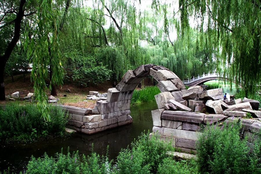 Летние пейзажи руин европейских дворцов в парке Юаньминъюань