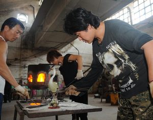 Цзычуань провинции Шаньдун: работники стекольной компании продолжают работать при сильной жаре