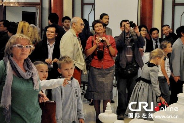 Выставка «Возрождение садов Юаньминъюань» в Москве привлекает массы посетителей