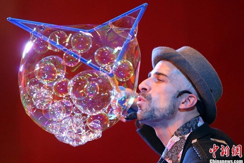 Британский мастер мыльных пузырей выступил с шоу в Сянгане