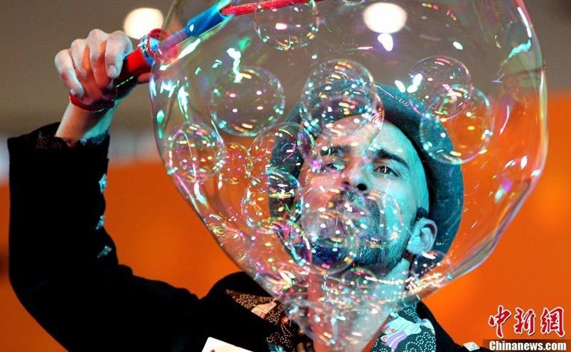 Британский мастер мыльных пузырей выступил с шоу в Сянгане
