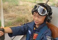 Пятилетний мальчик пролетел над Парком дикой природы Пекина, управляя самолетом самостоятельно!