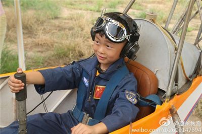 Пятилетний мальчик пролетел над Парком дикой природы Пекина, управляя самолетом самостоятельно!