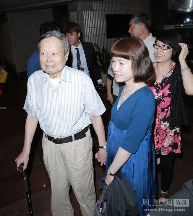 91-летний Ян Чжэньнин с молодой женой в Сянгане