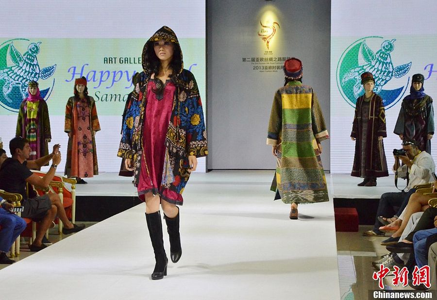 Показ произведений известного узбекистанского дизайнера одежды в Синьцзяне