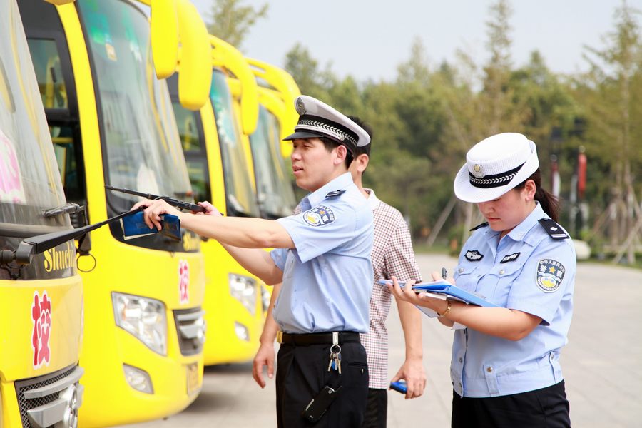 Дорожные полицейские района Чжандянь проверили школьные автобусы для обеспечения безопасности