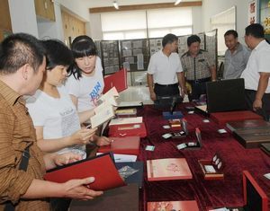 Выставка ценных почтовых марок в честь 120-летия со дня рождения Мао Цзэдуна в Цзычуане провинции Шаньдун