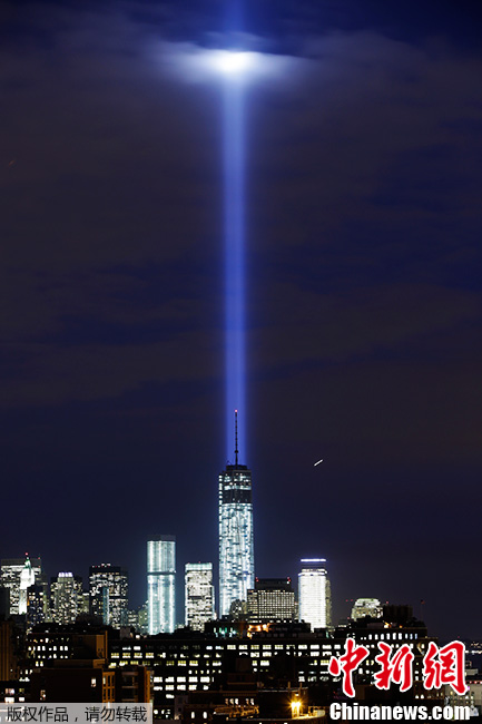 На руинах «башен-близнецов» тестировали лампы в память терактов 11 сентября 2001 года