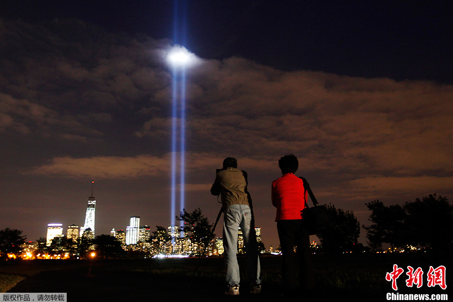 На руинах «башен-близнецов» тестировали лампы в память терактов 11 сентября 2001 года