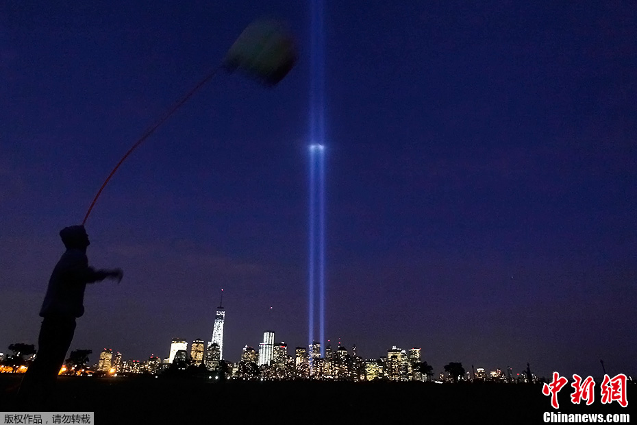 На руинах «башен-близнецов» тестировали лампы в память терактов 11 сентября 2001 года