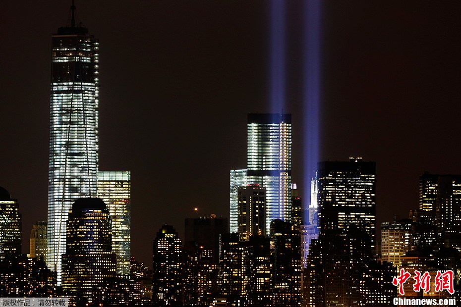 На руинах «башен-близнецов» тестировали лампы в память терактов 11 сентября 2001 года На руинах «башен-близнецов» тестировали лампы в память терактов 11 сентября 2001 года