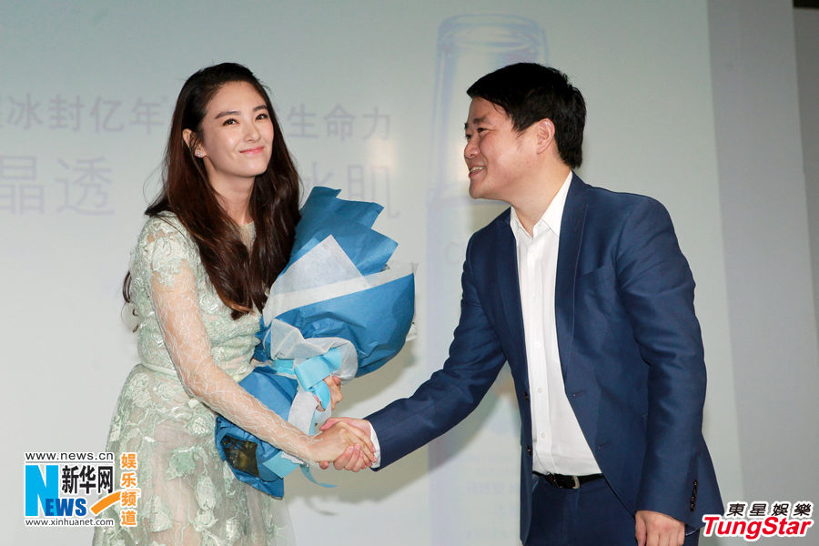 Красота! Чжан Юйци в кружевном платье на мероприятии