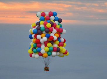 Американец отправился пересекать Атлантику на связке воздушных шаров 