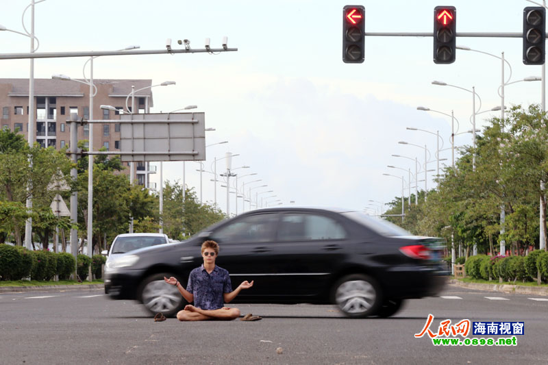 Студент из России обнаженным медитировал на улице Хайкоу с лезвием во рту