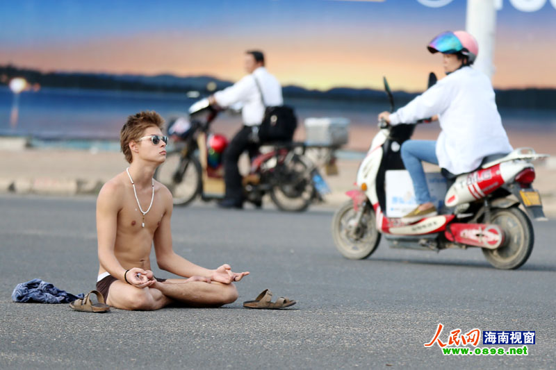 Студент из России обнаженным медитировал на улице Хайкоу с лезвием во рту