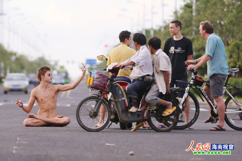 Студент из России обнаженным медитировал на улице Хайкоу с лезвием во рту Студент из России обнаженным медитировал на улице Хайкоу с лезвием во рту