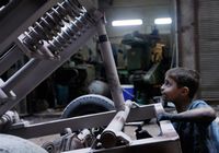 Десятилетний оружейник на заводе Сирии