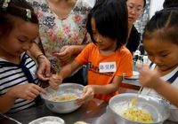 Дети в городе Сучжоу делают своими руками лунные пряники для встречи праздника середины осени