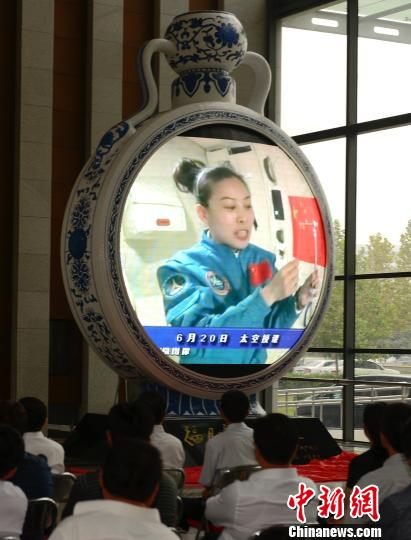 «Счастливая луна в центре фарфоровой бутылки» появилась в Пекинском космическом городе(луна+Китай,луна+Чжунгован)