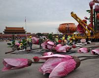 Подготовка ко Дню образования КНР: площадь Таньаньмэнь украшают цветами