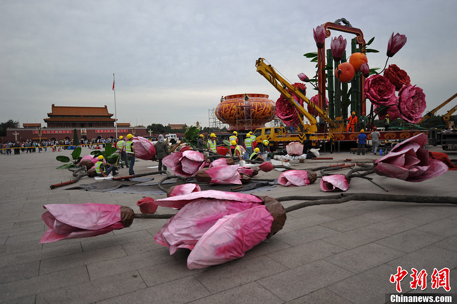 Подготовка ко Дню образования КНР: площадь Таньаньмэнь украшают цветами
