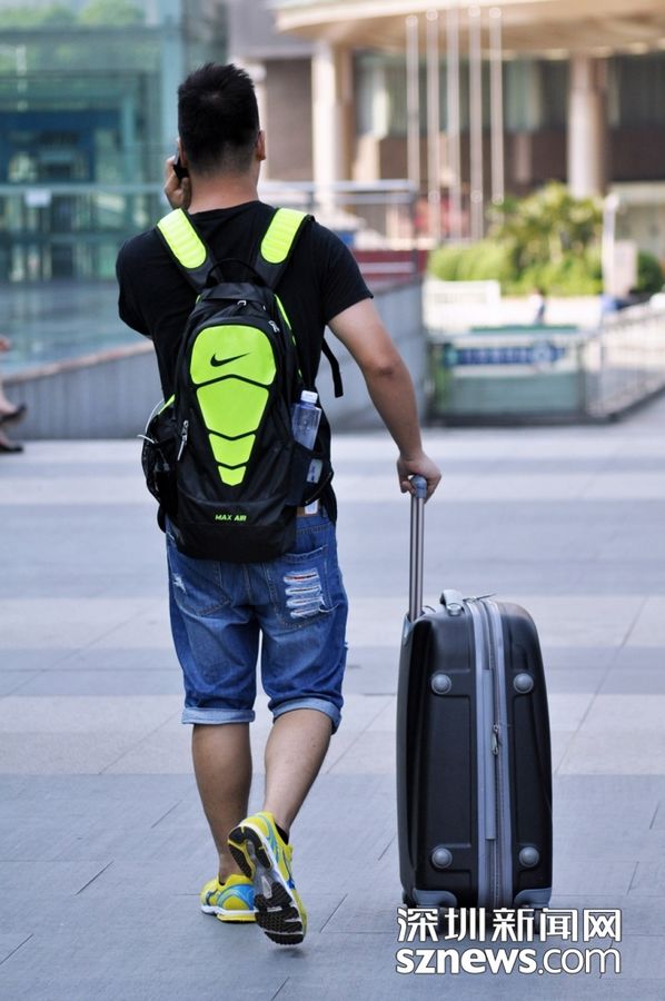 Шэньчжэнь: Люди на северном железнодорожном вокзале