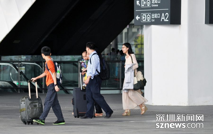 Шэньчжэнь: Люди на северном железнодорожном вокзале