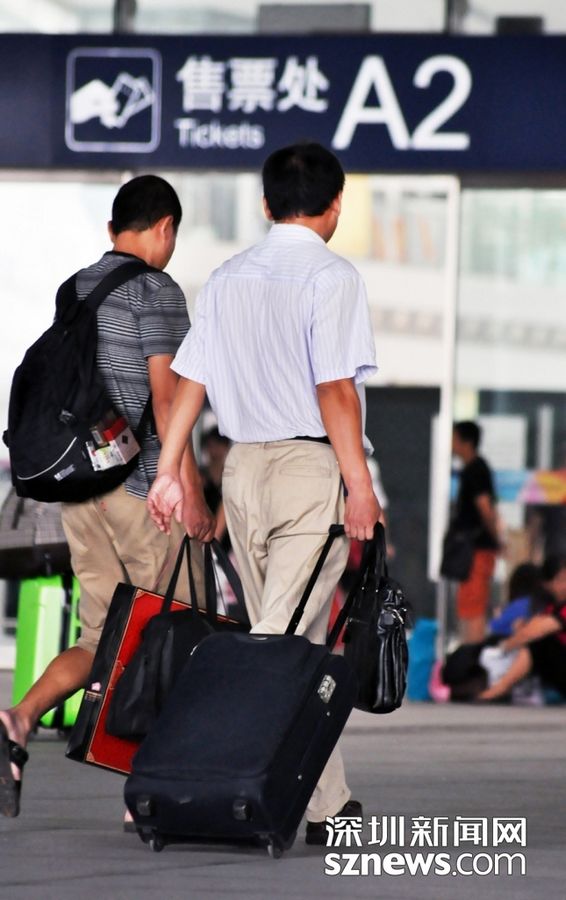 Шэньчжэнь: Люди на северном железнодорожном вокзале