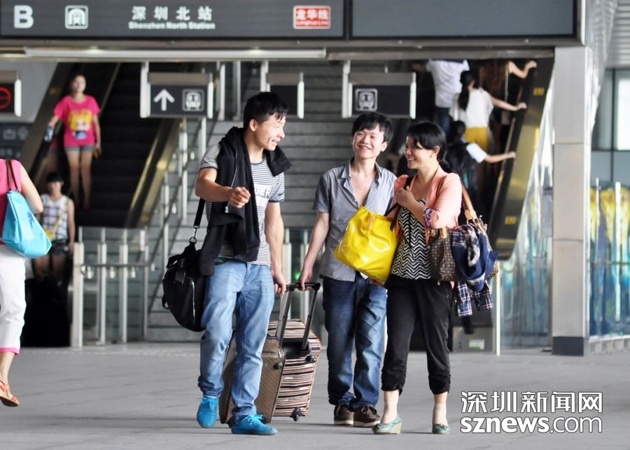 Шэньчжэнь: Люди на северном железнодорожном вокзале