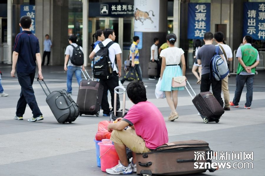 Шэньчжэнь: Люди на северном железнодорожном вокзале