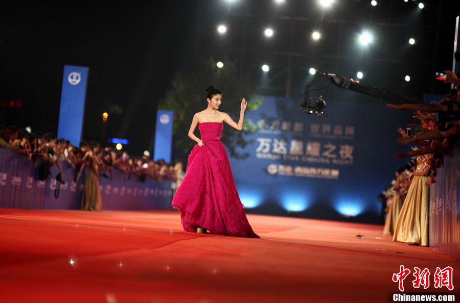 Парад кинозвезд на красной дорожке в г. Циндао, как на церемонии премии «Оскар»
