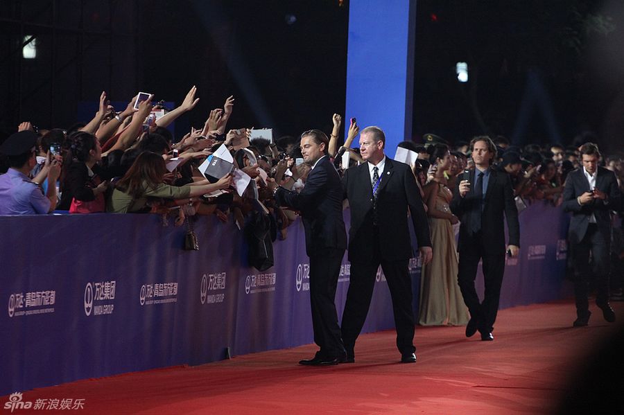 Парад кинозвезд на красной дорожке в г. Циндао, как на церемонии премии «Оскар»