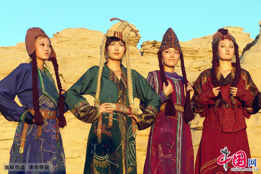 Хами СУАР КНР: показ древней национальной одежды