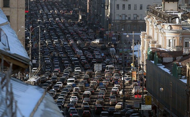 Однако если вы поедете в Москву, вы возможно так не подумаете. В апреле текущего года Москва была выбрана, как город с самым заблокированным движением. 