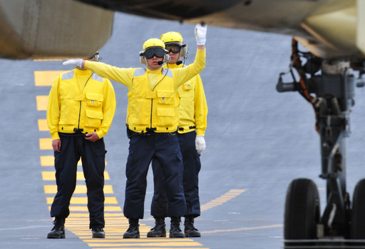 На широкой полетной палубе авианосца Ляонин моряки заняты выполнением четко распределенной работой, размещением и поставленной миссией.