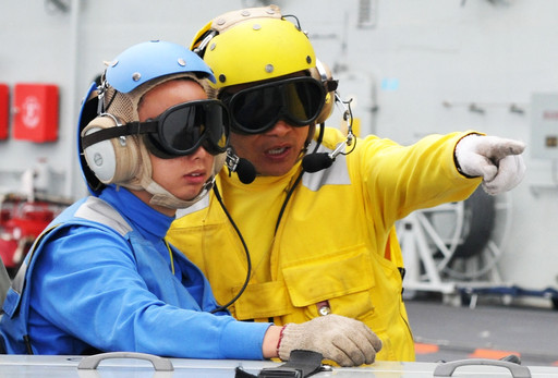 На широкой полетной палубе авианосца Ляонин моряки заняты выполнением четко распределенной работой, размещением и поставленной миссией.