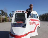 80-летний старик намеревается путешествовать по всему Китаю на самостоятельно разработанном электрическом мини-автомобиле
