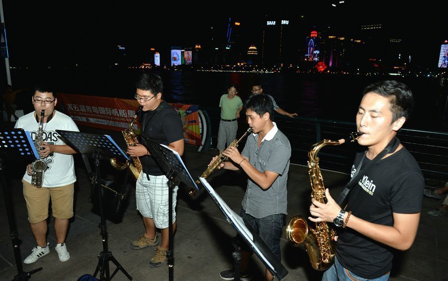 Сотни «художественных волонтеров» представляют выступления в Цяньхае